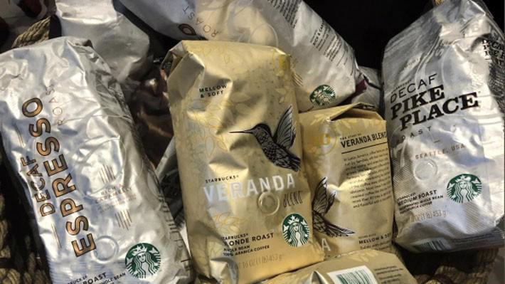 Sản phẩm cà phê đóng gói bày bán tại một cửa hiệu của Starbucks ở New York - Ảnh: Reuters.