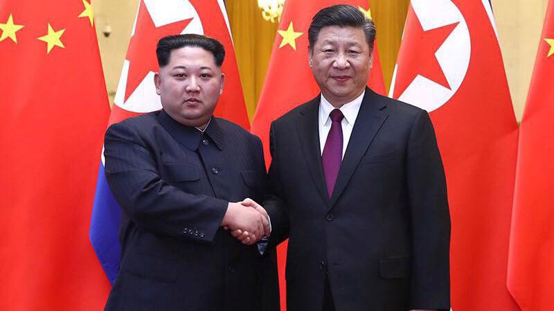 Nhà lãnh đạo Triều Tiên Kim Jong Un (trái) và Chủ tịch Trung Quốc Tập Cận Bình trong cuộc gặp tại Bắc Kinh vào tháng 3 - Ảnh: Tân Hoa Xã/Getty/Bloomberg.