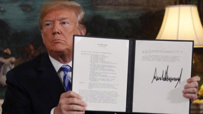 Tổng thống Mỹ Donald Trump ký bản ghi nhớ về rút Mỹ khỏi thỏa thuận hạt nhân Iran, tại Nhà Trắng ngày 8/5 - Ảnh: Reuters.