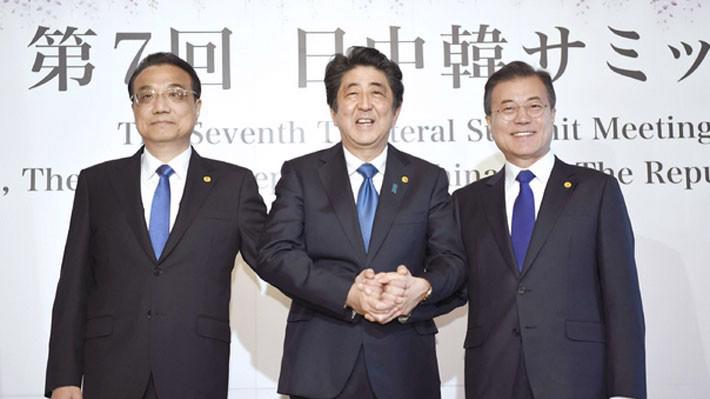 Từ trái qua: Thủ tướng Trung Quốc Lý Khắc Cường, Thủ tướng Nhật Bản Shinzo Abe và Tổng thống Hàn Quốc Moon Jae-in trong cuộc gặp thượng đỉnh ba bên tại Tokyo ngày 9/5 - Ảnh: Nikkei.