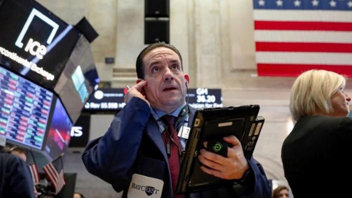 Các nhà giao dịch chứng khoán trên sàn NYSE ở New York - Ảnh: Reuters.