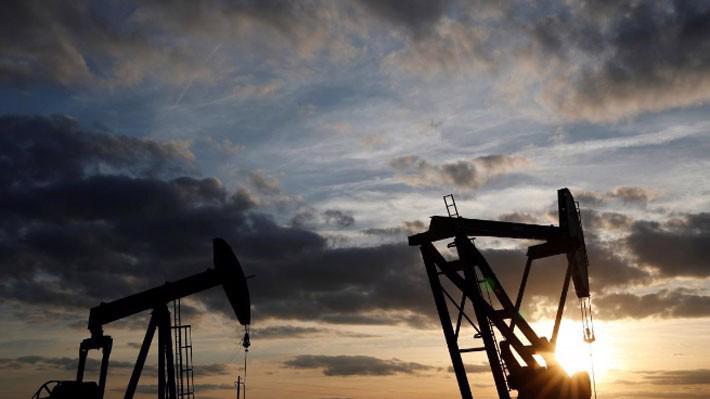 Ngân hàng Goldman Sachs dự báo giá dầu Brent sẽ lên mức 82,5 USD/thùng vào mùa hè năm nay - Ảnh: Reuters.