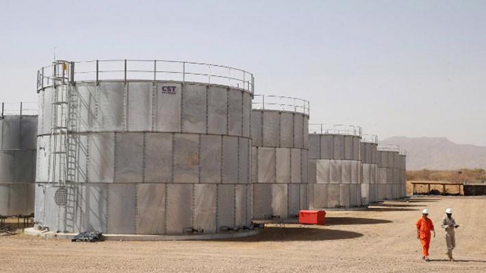 Những thùng chứa dầu tại một mỏ dầu ở Kenya - Ảnh: Reuters.