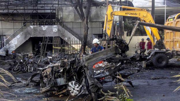 Hiện trường vụ tấn công nhằm vào một nhà thờ Thiên chúa giáo ở Indonesia hôm 13/5 - Ảnh: Reuters.