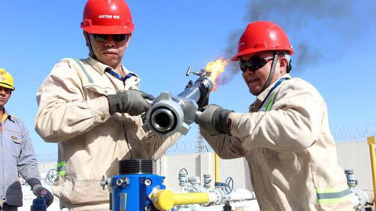 Các kỹ sư dầu lửa làm việc trên một mỏ dầu ở Iraq - Ảnh: Reuters/CNBC.