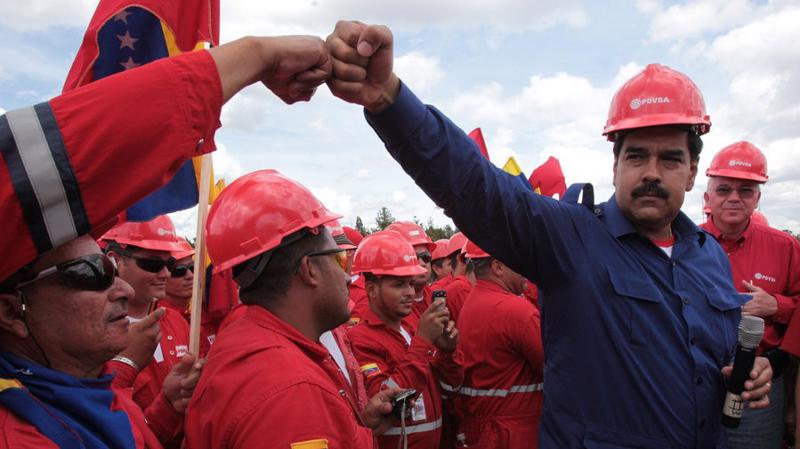Tổng thống Nicolas Maduro của Venezuela trong một chuyến thăm mỏ dầu. Các nhà đầu tư dầu lửa đang chờ cuộc bầu cử Tổng thống Venezuela diễn ra vào cuối tuần này - Ảnh: AP.