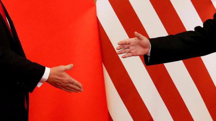 Tổng thống Mỹ Donald Trump và Chủ tịch Trung Quốc Tập Cận Bình bắt tay trong cuộc gặp tại Bắc Kinh hồi tháng 11/2017 - Ảnh: Reuters.