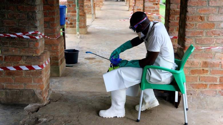 Một nhân viên y tế của Congo đang mặc trang phục bảo hộ tại một trung tâm điều trị Ebola ở nước này hôm 13/5 - Ảnh: AP.