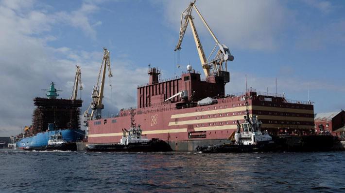 Nhà máy điện hạt nhân nổi Akademik Lomonosov ở St. Petersburg hôm 28/4 - Ảnh: Reuters.