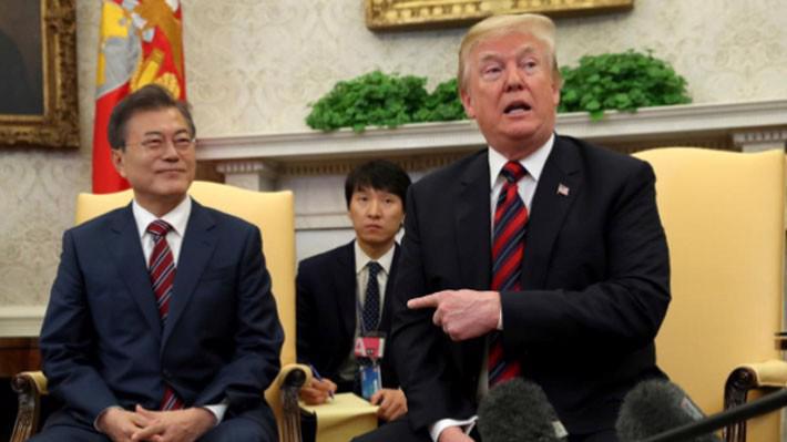 Tổng thống Hàn Quốc Moon Jae-in (trái) và Tổng thống Mỹ Donald Trump tại Nhà Trắng ngày 22/5 - Ảnh: Reuters.