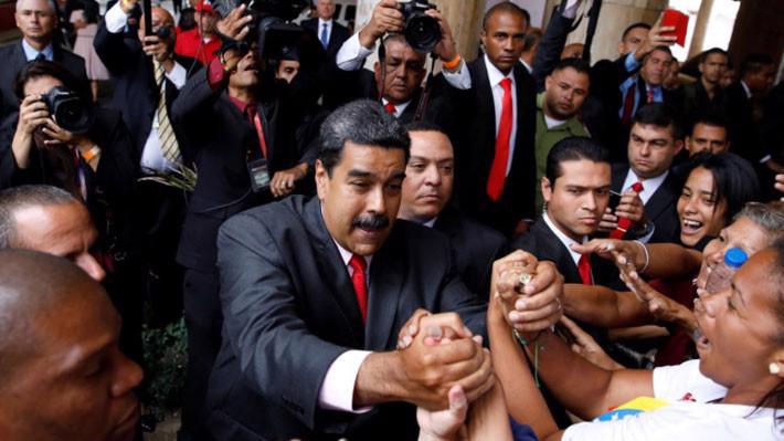 Tổng thống Venezuela Nicolas Maduro bắt tay người ủng hộ tại Caracas ngày 23/5 - Ảnh: Reuters.