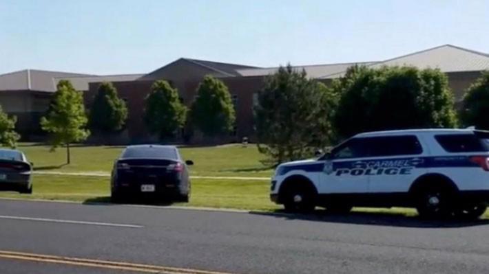 Xe cảnh sát đậu bên ngoài trường Noblesville, nơi xảy ra vụ xả súng hôm 25/5 - Ảnh: Reuters.