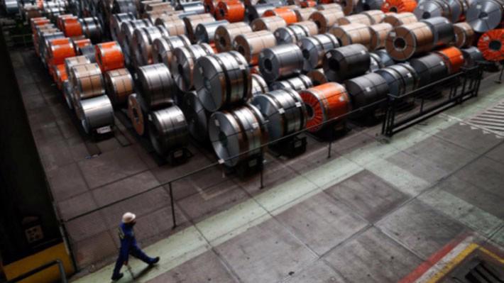 Bên trong một nhà máy thép ở Bỉ - Ảnh: Reuters.
