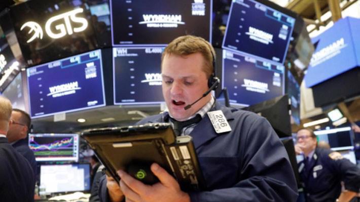 Một nhà giao dịch cổ phiếu trên sàn NYSE ở New York, Mỹ, ngày 4/6 - Ảnh: Reuters.