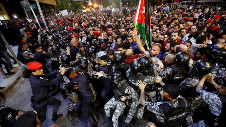 Cảnh sát và người biểu tình đụng độ ở thủ đô Amman của Jordan ngày 4/6 - Ảnh: Reuters.