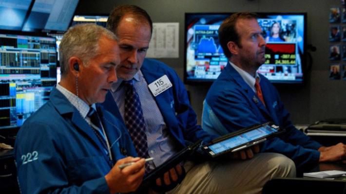 Các nhà giao dịch chứng khoán trên sàn NYSE ở New York, Mỹ - Ảnh: Reuters.