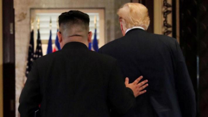 Nhà lãnh đạo Triều Tiên Kim Jong Un (trái) và Tổng thống Mỹ Donald Trump bước ra khỏi phòng họp sau khi ký thỏa thuận tại thượng đỉnh Mỹ-Triều ở Singapore ngày 12/6 - Ảnh: Reuters.