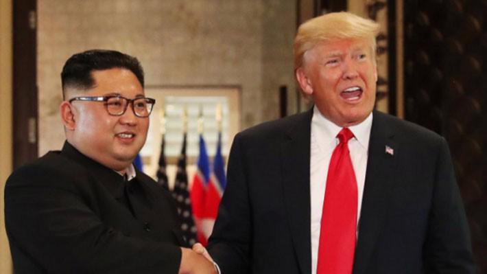 Nhà lãnh đạo Triều Tiên Kim Jong Un (trái) và Tổng thống Mỹ Donald Trump trong cuộc gặp ở Singapore ngày 12/6 - Ảnh: Reuters.