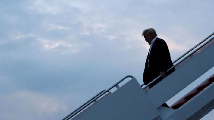 Tổng thống Mỹ Donald Trump bước xuống từ chuyên cơ Không lực số 1 khi về nước từ Singapore hôm 13/6 - Ảnh: Reuters.