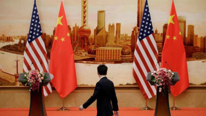 Một người đàn ông đi qua nơi tổ chức họp báo chung giữa Ngoại trưởng Mỹ Mike Pompeo và Ngoại trưởng Trung Quốc Vương Nghị tại Đại lễ đường Nhân dân ở Bắc Kinh, Trung Quốc ngày 15/6 - Ảnh: Reuters.