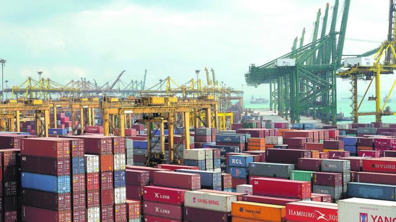 Những container hàng hóa ở cảng Singapore.