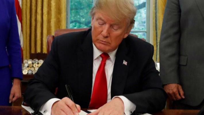 Tổng thống Mỹ Donald Trump ký sắc lệnh về người di cư tại Nhà Trắng ngày 20/6 - Ảnh: Reuters.