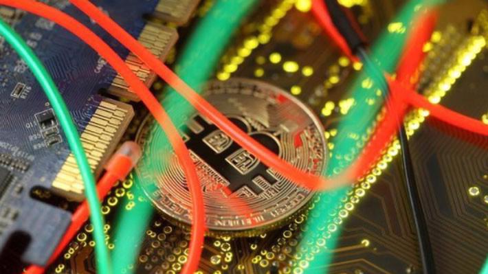 Từ đầu năm đến nay giá Bitcoin đã giảm gần 56%, sau khi tăng hơn 1.300% trong năm 2017 - Ảnh: Reuters.