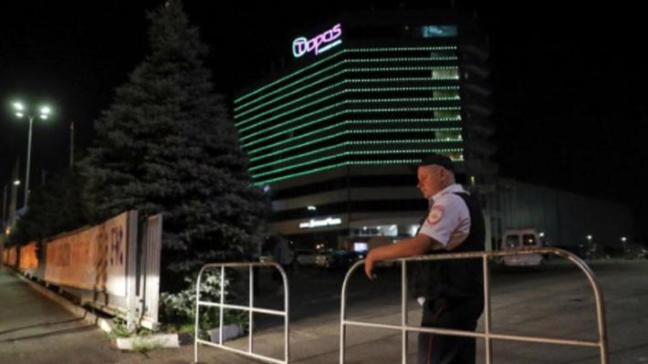 Một cảnh sát đứng gác bên ngoài khách sạn Topos Congress-Hotel ở Rostov-on-Don, Nga, ngày 26/6 - Ảnh: Reuters.
