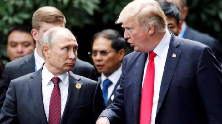 Tổng thống Nga Vladimir Putin (trái) và Tổng thống Mỹ Donald Trump tại thượng đỉnh APEC ở Đà Nẵng, Việt Nam, tháng 11/2017 - Ảnh: Reuters.