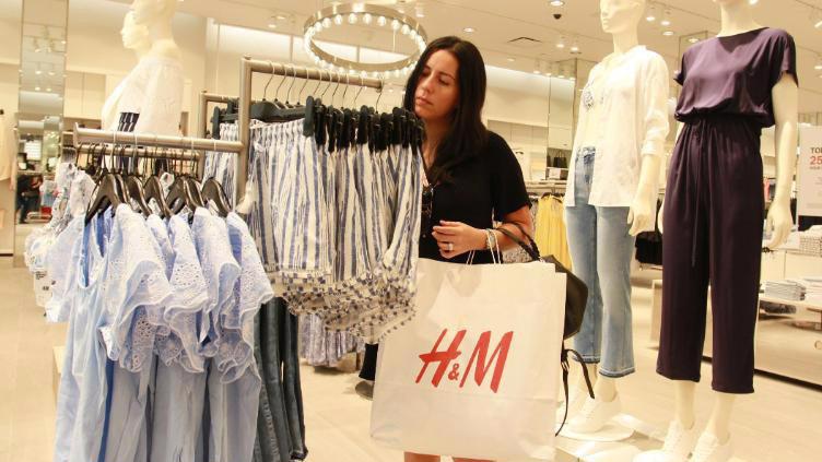 Lợi nhuận của H&M giảm mạnh do hàng tồn kho lớn - Ảnh: Getty/CNN.