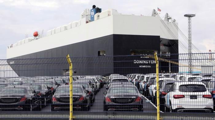 Những chiếc xe hơi chờ xuất khẩu tại một cảng biển ở Đức - Ảnh: EPA/FT.