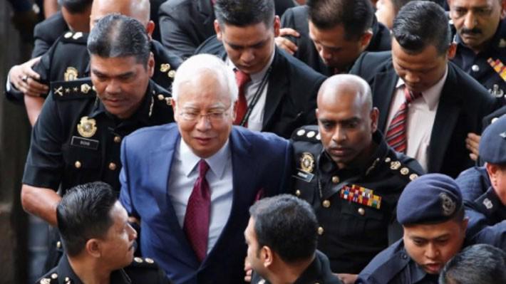 Cựu Thủ tướng Malaysia Najib Razak tới tòa án để nghe buộc tội sáng 4/7 - Ảnh: Reuters.