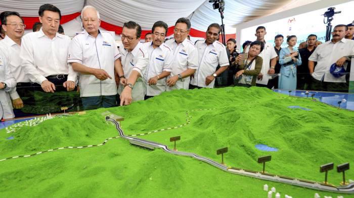 Cựu Thủ tướng Najib Razak của Malaysia tại lễ khởi công dự án đường sắt East Coast Rail Link hồi năm 2017 - Ảnh: AP/FT.