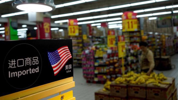 Hàng nhập khẩu từ Mỹ bày bán trong một siêu thị ở Thượng Hải, Trung Quốc hôm 3/4/2018 - Ảnh: Reuters.