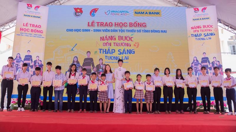 Hoa hậu Hoàn vũ Việt Nam 2017 H'Hen Niê - Đại sứ Nhân Ái của Nam A Bank cùng Chị Trần Trung Nghĩa - Đại diện tổ chức VinaCapital Foundation trao học bổng và chụp ảnh với các em.