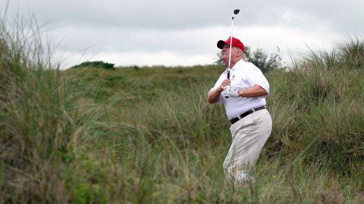 Tổng thống Mỹ Donald Trump trong một buổi chơi golf ở Scotland - Ảnh:Getty/CNBC.
