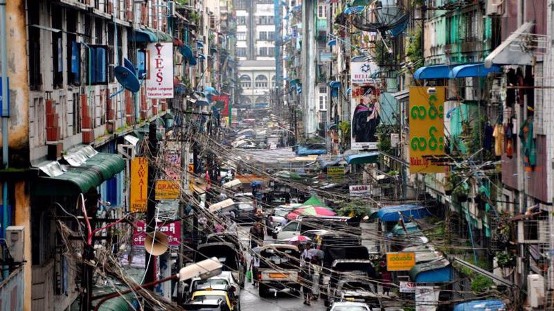 Một đường phố ở Yangon, Myanmar.