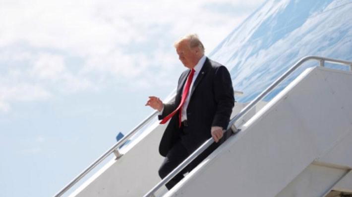 Tổng thống Mỹ Donald Trump bước xuống từ chuyên cơ Không lực 1 hôm 5/7 - Ảnh: Reuters.