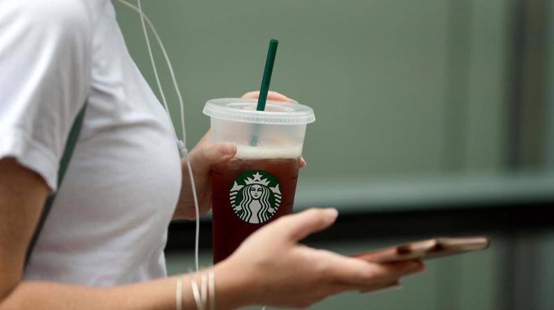 Số lượng ống hút bằng nhựa được sử dụng sẽ bị Starbucks cắt giảm 1 tỷ ống mỗi năm.