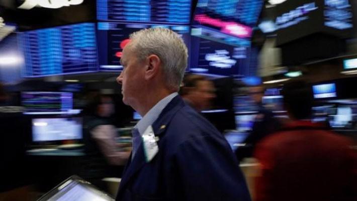 Một nhà giao dịch cổ phiếu trên sàn NYSE ở New York, Mỹ, hôm 6/7 - Ảnh: Reuters.