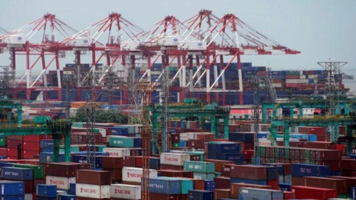 Những container hàng hóa ở một cảng biển ở Thượng Hải, Trung Quốc - Ảnh: Reuters.