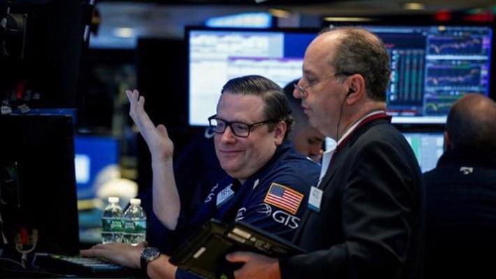 Các nhà giao dịch cổ phiếu trên sàn NYSE ở New York, Mỹ hôm 13/7 - Ảnh: Reuters.