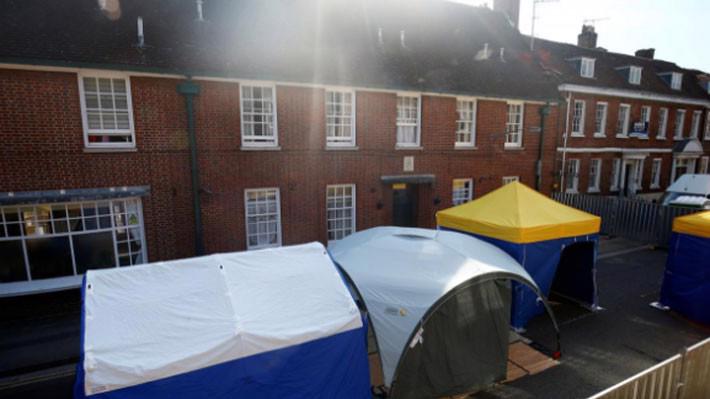 Lều của lực lượng cảnh sát dựng gần hiện trường vụ nhiễm chất độc Novichok ở Anh hồi đầu tháng 7 - Ảnh: Reuters.