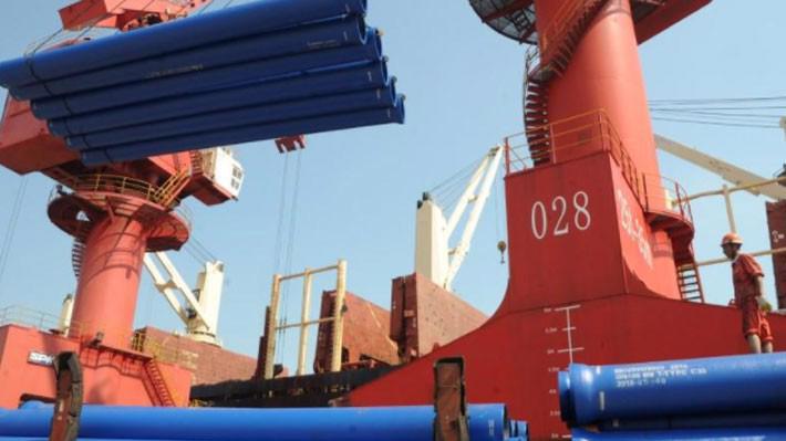 Mặt hàng ống thép được đưa lên tàu đi xuất khẩu từ tỉnh Giang Tô của Trung Quốc - Ảnh: Reuters.