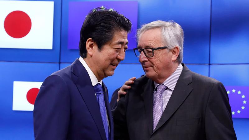 Thủ tướng Nhật Bản Shinzo Abe (trái) và Chủ tịch Ủy ban châu Âu Jean-Claude Juncker tại Brussels hồi tháng 3/2017  - Ảnh: Reuters.