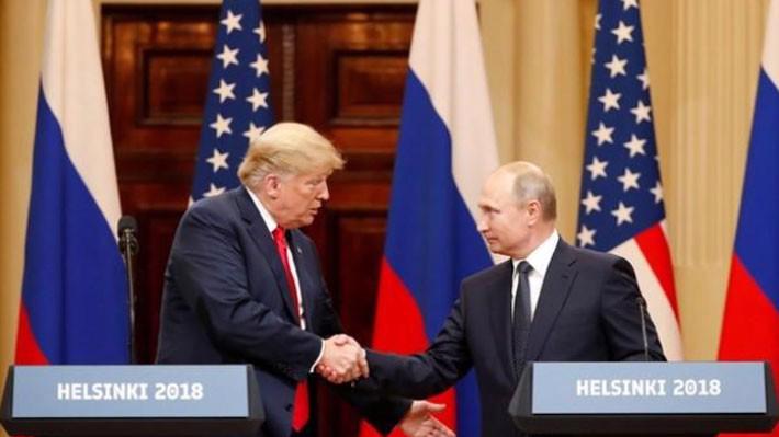 Tổng thống Mỹ Donald Trump (trái) và Tổng thống Nga Vladimir Putin tại cuộc gặp ở Helsinki - Ảnh: Reuters.