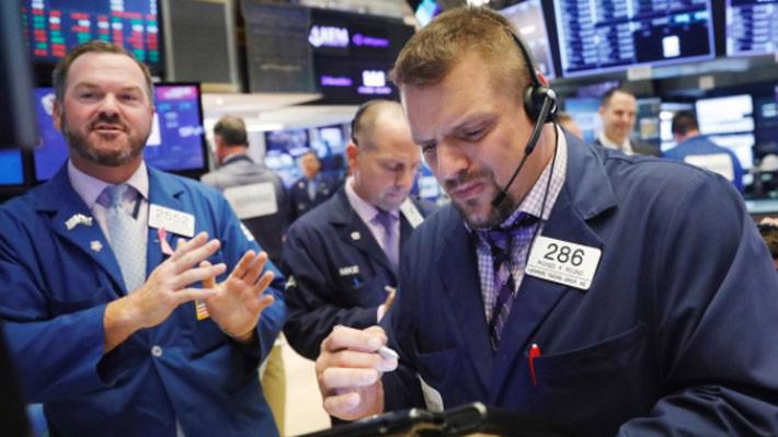 Các nhà giao dịch cổ phiếu trên sàn NYSE ở New York, Mỹ - Ảnh: Reuters.