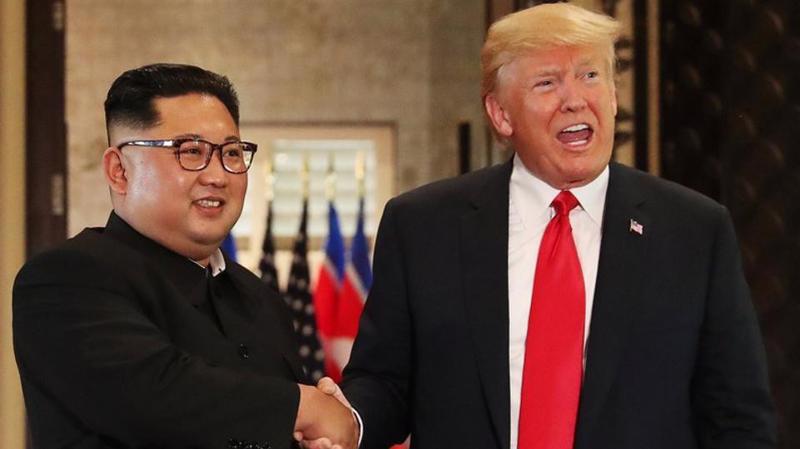 Nhà lãnh đạo Triều Tiên Kim Jong Un (trái) và Tổng thống Mỹ Donald Trump trong cuộc gặp ở Singapore hôm 12/6 - Ảnh: Reuters.