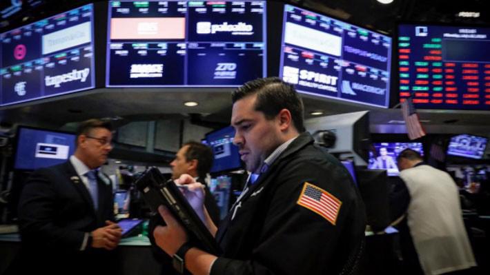 Các nhà giao dịch cổ phiếu trên sàn NYSE ở New York, Mỹ - Ảnh: Reuters.