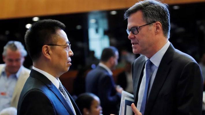 Đại sứ Trung Quốc tại WTO Trương Hướng Thần (trái) và người đồng cấp Mỹ Dennis Shea trước cuộc họp WTO tại Geneva, Thụy Sỹ, ngày 26/7 - Ảnh: Reuters.